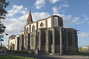 Une partie de l'glise romane a t dmolie pour agrandir en gothique .