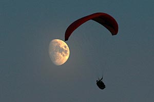 Fin d'aprs-midi au sommet du Puy de Dme; les parapentistes prolongent leur vol au maximum ...