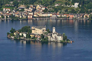 Le lac d'Orta est situ  l'ouest du lac Majeur ; il n'est spar de lui que par quelques kilomtres de montagne ( Mottarone )