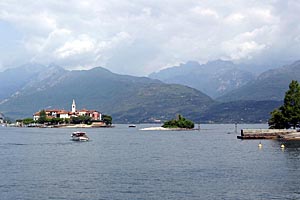 Au nord d'Isola Bella ; village de pcheurs, avec son cimetire et son glise paroissiale.