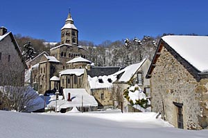 Une matine  Orcival sous la neige et sur la route qui va au lac du Gury.