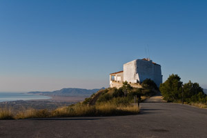 Au sud de la Sierra de Irta , cette ermita domine le port de Alcossbre